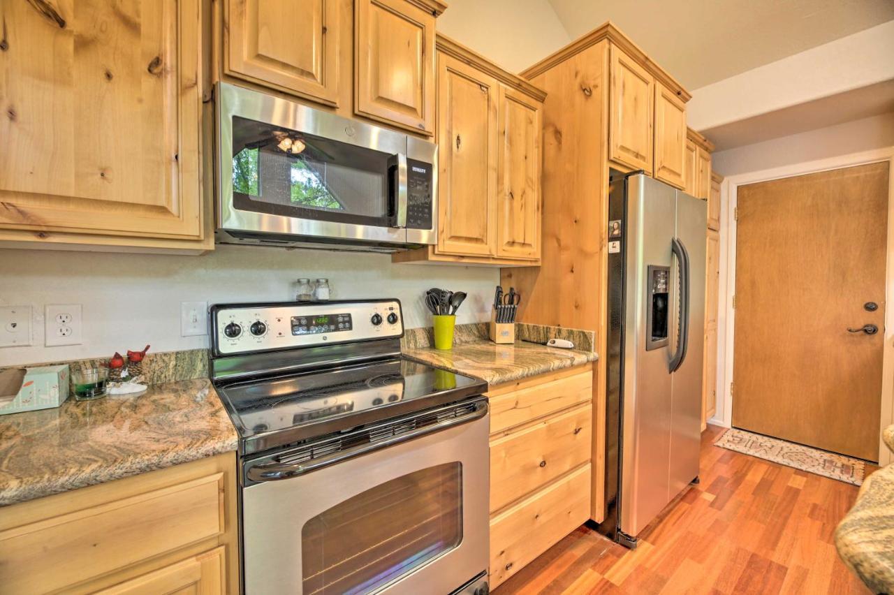 Lush Pinetop Retreat With Large Deck And Wooded Yard! 外观 照片